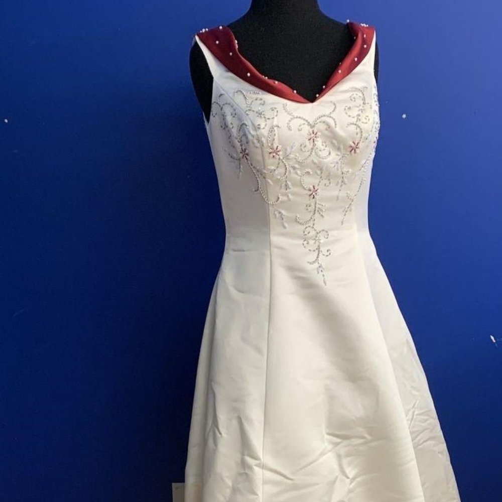 BEAUTIFUL EXCLUSIVE EDITION WEDDING DRESS - SIZE 10